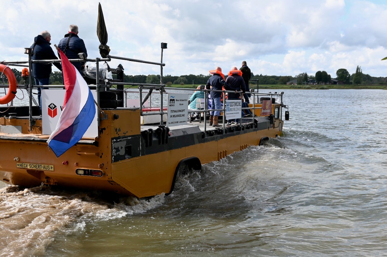 De Ark van Wilp vaart met passagiers over het water, met de Nederlandse vlag aan boord