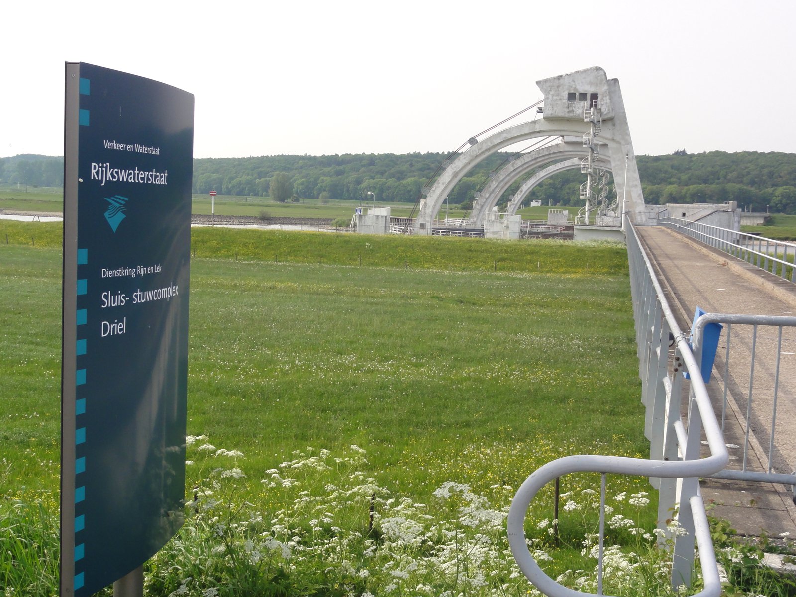 Sluis- en stuwcomplex Driel in de Nederrijn