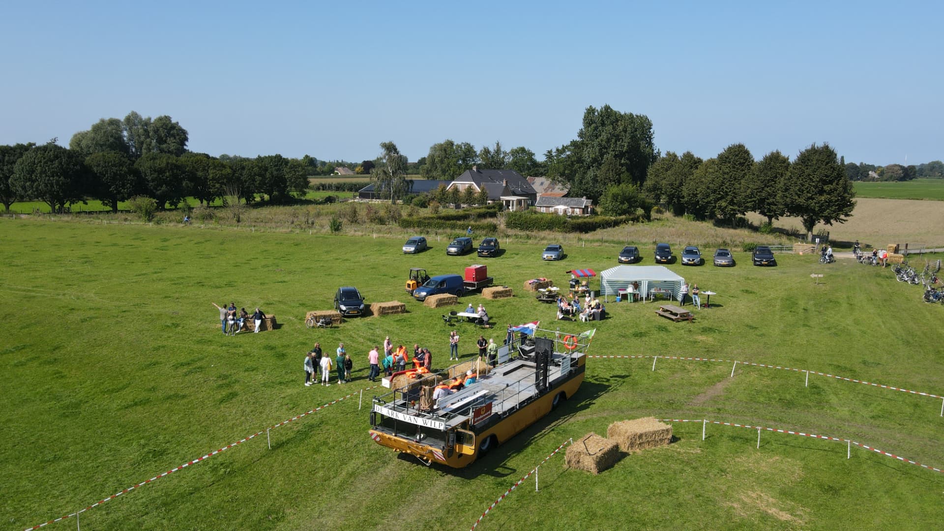 Bezoekers en De Ark van Wilp op het veld tijdens een open dag