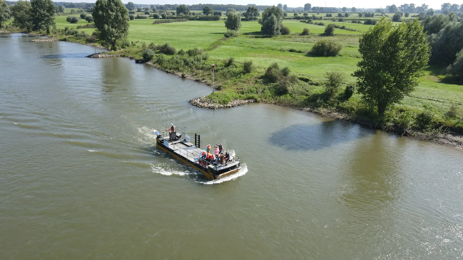 De Ark van Wilp, een geel amfibievoertuig, vaart op de IJssel